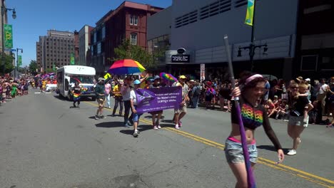 Grupo-Lgbq-Marchando-En-El-Desfile-Del-Orgullo-Gay-Portland,-Maine