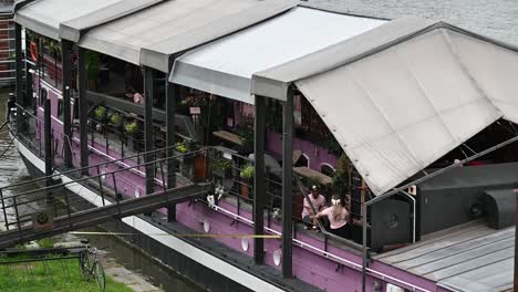 Drinks-out-on-the-boat,-Kraków,-Poland