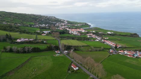 Islas-Azores-Con-Casas-En-Laderas-Verdes