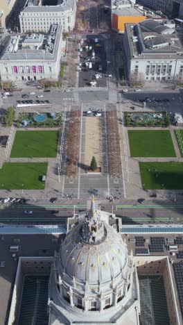 Vertical-Aerial-View-of-San-Francisco-City-Hall-and-Civic-Center-Plaza-on-Sunny-Day,-California-USA