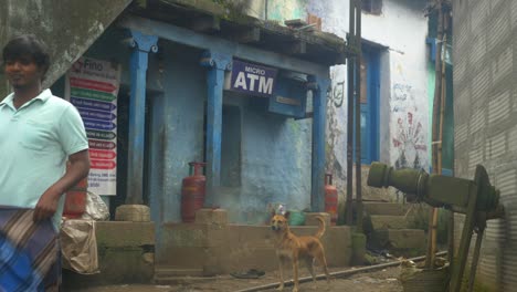 El-Micro-Cajero-Automático,-Banco-De-Pagos-Fino-En-La-Aldea-Rural-De-La-India.