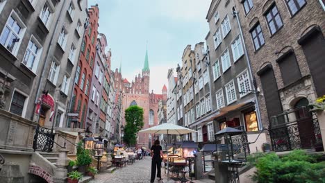 Famous-street-of-the-city-Gdańsk,-Mariacka-street-with-amber