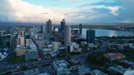 Tráfico-En-Hora-Punta-En-La-Carretera-En-Perth-Cbd-Al-Atardecer