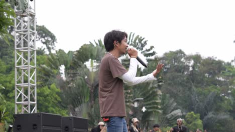 La-Famosa-Cantante-Indonesia-Fiersa-Besari-Canta-En-El-Escenario-Durante-Un-Concierto-En-Vivo-Al-Aire-Libre-Durante-El-Día.