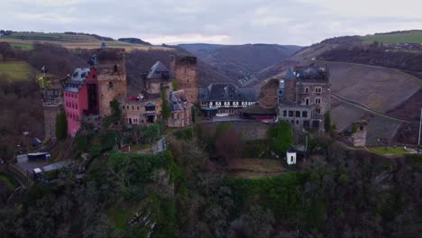 Dolly-Drone-En-El-Hotel-Castillo-Medieval-De-Schoenburg-En-Oberwesel,-Alemania