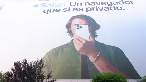 Una-Toma-De-ángulo-Bajo-De-Un-Cartel-Destacado-De-Apple,-El-Gigante-Tecnológico-Multinacional-Estadounidense,-Muestra-Las-Características-De-Privacidad-Del-Navegador-Web-Safari.