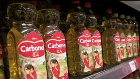 Flaschen-Der-Spanischen-Nativen-Und-Extra-Nativen-Olivenöl-Marke-Carbonell-Sind-Zu-Sehen,-Ausgestellt-Zum-Verkauf-In-Einem-Supermarkt-In-Spanien