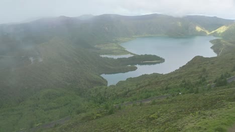 Lagoa-Do-Fogo-En-Las-Azores-En-Un-Día-Brumoso,-Vista-Desde-Un-ángulo-Alto,-Atmósfera-Tranquila-Y-Serena