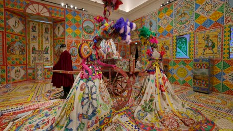 Maniquíes-Adornados-Con-Vibrantes-Trajes-De-Carnaval-En-Una-Habitación-Con-Motivos-Decorativos