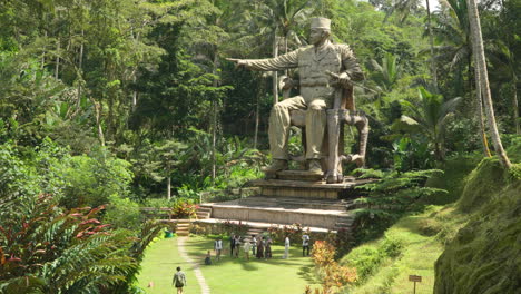 Tourists-At-Majestic-Statue-Of-President-Soekarno-In-Alas-Harum-Bali,-Indonesia