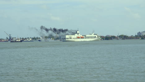 Marine-Drive-Kochi,-Ernakulam-Vista-Desde-El-Agua,-Servicio-De-Envío-De-Pasajeros-Lakshadweep-Desde-Kerala