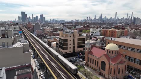 Fahrender-Zug-An-Einem-Hellen-Und-Sonnigen-Tag-In-New-York-City,-Queens,-Astoria