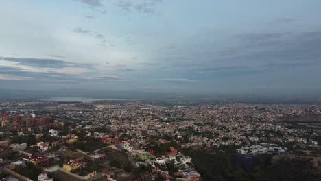 San-Miguel-De-Allende-Stadtbild-Im-Morgengrauen-Mit-Einer-Weitläufigen-Aussicht-Unter-Einem-Wolkigen-Himmel