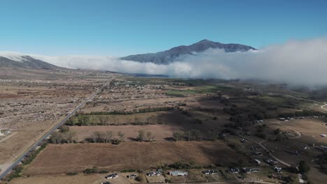 Vista-Aérea-Del-Valle-De-Tafí-En-Un-Pueblo-De-La-Provincia-De-Tucumán,-Localidad-De-La-Zona-árida-Del-Noroeste-Argentino