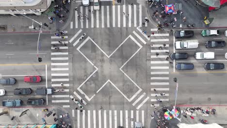 Hollywood-Und-Highland-Große-Kreuzung-Von-Menschen-überqueren-Die-Straße,-Während-Autos-An-Der-Ampel-Warten