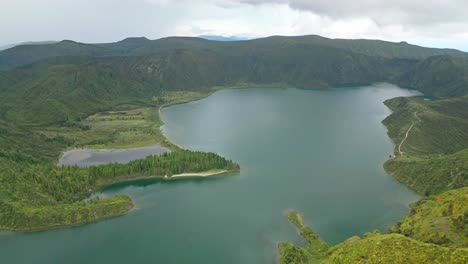 Hermosa-Vista-De-La-Laguna-Do-Fogo-Con-Exuberante-Vegetación-Y-Montañas