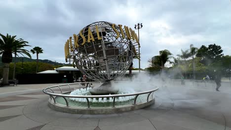 Logotipo-Del-Globo-Del-Parque-Temático-Universal-Studios-En-Hollywood,-California-En-Un-Día-Nublado