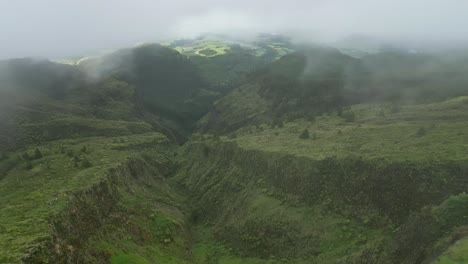 La-Exuberante-Y-Verde-Laguna-Do-Fogo-En-Las-Azores-En-Un-Día-Brumoso,-Vista-Aérea