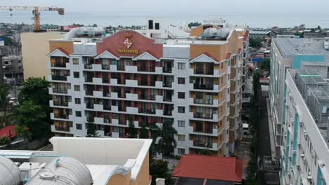 Wohnsiedlungen-Und-Hochhaus-Eigentumswohnungen-In-Der-Hauptstadt-Des-Südlichen-Mindanao-Verbinden-Modernes-Wohnen-Mit-Städtischen-Annehmlichkeiten,-Panoramablick-Auf-Die-Stadt,-Bequemem-Servicezugang-Und-Einer-Mischung-Aus-Luxus-Und-Funktionalität