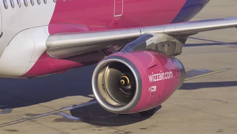 Wizzair-Airbus-A321-Flugzeug,-Detail-Am-Turbofan-Triebwerk,-Das-Sich-Auf-Der-Landebahn-Dreht