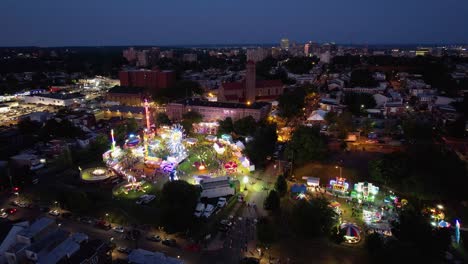 Nacht-Sommer-Karneval-Festival-Absteigend-Drohnenfahrten-Essensstände-Wilmington-Delaware