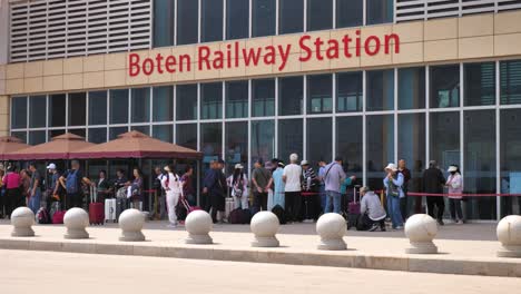 Menschen-Warten-Vor-Dem-Boten-Bahnhof,-Reisen-Durch-Laos-Nach-China-An-Einem-Sonnigen-Tag