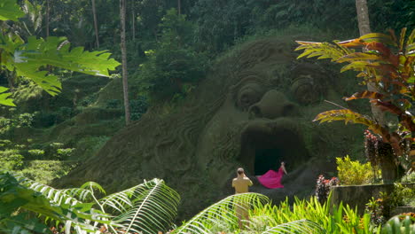 Viajera-Con-Vestido-Largo-Posando-Para-Una-Foto-En-La-Famosa-Cueva-De-La-Cara-En-Alas-Harum-Bali,-Indonesia