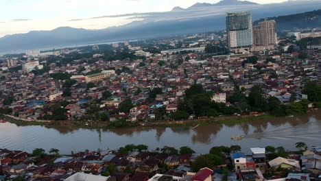 Die-Drohne-Fängt-Eine-Luftaufnahme-Der-Hauptstadt-Des-Südlichen-Mindanao-Aus-Der-Vogelperspektive-Ein-Und-Bietet-Einen-Umfassenden-Blick-Auf-Die-Städtische-Und-Natürliche-Schönheit