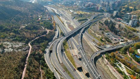 Verkehr-In-Santiago-De-Chile,-Städtische-Andenautobahn,-Luftaufnahme,-Flug,-Stadtinfrastruktur