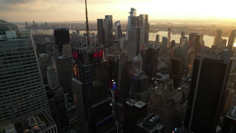 Toma-Aérea-Reveladora-De-Times-Square-Y-Hudson-Yards,-Durante-La-Hora-Dorada,-Nueva-York