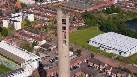 Vista-Aérea-De-La-Torre-De-Elevación-Nacional-De-Northampton-De-Cerca-Con-El-Equipo-Del-Estadio-De-Rugby-De-Los-Saints-Debajo