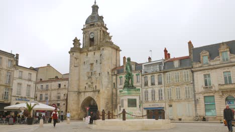 The-Door-Of-The-Big-Clock,-The-Grosse-Horloge-In-La-Rochelle,-France---Wide-Shot