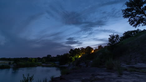 Zeitraffer-Des-Sonnenuntergangs-über-Dem-Llano-River-In-Der-Nähe-Von-Mason,-Texas-Hill-Country