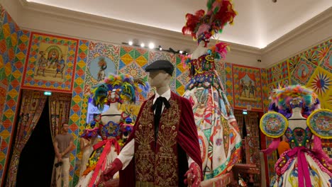 Ropa-De-Moda-Lujosa-Y-Ornamentada-De-Dolce-Y-Gabbana-En-Maniquíes-Exhibidos-En-La-Sala-De-Exposición,-Exudando-Una-Sensación-De-Opulencia-Y-Estilo-Artístico.