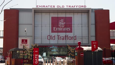 Emirates-Old-Trafford-Stadioneingang-Mit-Großem-Schild-In-Manchester,-Großbritannien