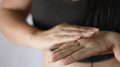 Una-Mujer-Adulta-Hispana-Pierde-El-Cabello-Después-De-Bañarse