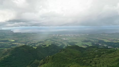 Lagoa-Do-Fogo-En-Las-Azores-Que-Muestra-Exuberantes-Colinas-Verdes-Y-Costa-Lejana,-Vista-Aérea