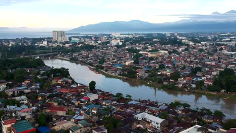 La-Ciudad-Capital-Del-Sur-De-Mindanao-Muestra-Una-Vibrante-Mezcla-De-Edificios-Bajos-Y-Altos,-Que-Ilustran-La-Vida-Urbana-Diversa-En-Un-Contexto-Pintoresco.