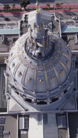 Vertical-Aerial-View,-San-Francisco-City-Hall-USA,-Flying-Above-Dome-on-Sunny-Day
