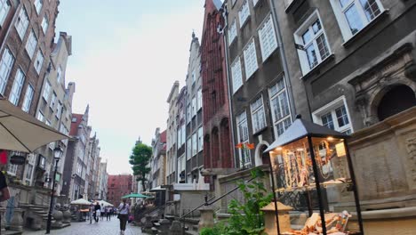 Mercado-De-ámbar-Y-Oro-En-La-Calle-Mariacka-En-La-Ciudad-De-Gdańsk