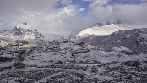 Toma-Panorámica-Timelapse-De-El-Chalten-En-Invierno-Con-Picos-Y-Valles-Cubiertos-De-Nieve