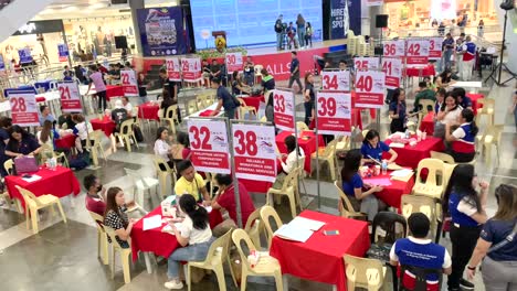 Filipinos-In-Davao-Besuchen-Eine-Jobmesse,-Suchen-Aktiv-Nach-Beschäftigungsmöglichkeiten,-Knüpfen-Kontakte-Zu-Personalvermittlern-Und-Erkunden-Verschiedene-Karrierewege,-Um-Sich-Eine-Bessere-Zukunft-Zu-Sichern.