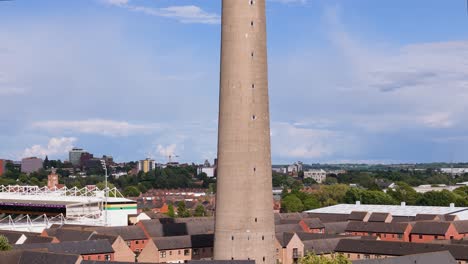 Vista-Aérea-De-La-Torre-De-Elevación-Nacional-De-Northampton,-Punto-De-Referencia-Con-Vistas-Al-Horizonte-De-La-Comunidad-Del-Centro-De-La-Ciudad