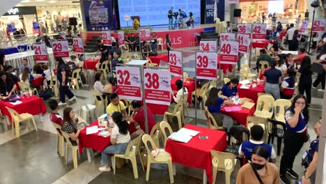 Filipinos-In-Davao-Besuchen-Eine-Jobmesse,-Suchen-Aktiv-Nach-Beschäftigungsmöglichkeiten,-Knüpfen-Kontakte-Zu-Personalvermittlern-Und-Erkunden-Verschiedene-Karrierewege,-Um-Sich-Eine-Bessere-Zukunft-Zu-Sichern.