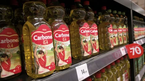 Flaschen-Mit-Spanischem-Olivenöl-Der-Marke-Carbonell-Stehen-Zum-Verkauf-In-Einem-Supermarkt-In-Spanien