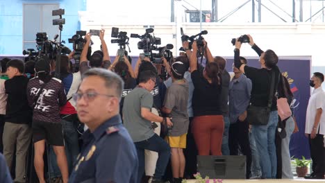 Los-Medios-De-Comunicación-Y-Los-Equipos-De-Noticias-Filipinos-Fotografían-Y-Graban-Al-Vicepresidente-Durante-Las-Celebraciones-Del-Día-De-La-Independencia,-Capturando-La-Importancia-Del-Evento.