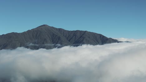 Vista-Aérea-Sobre-Las-Nubes-De-La-Cumbre-De-La-Montaña-En-La-Cordillera-De-Los-Andes-En-Tafí-Del-Valle