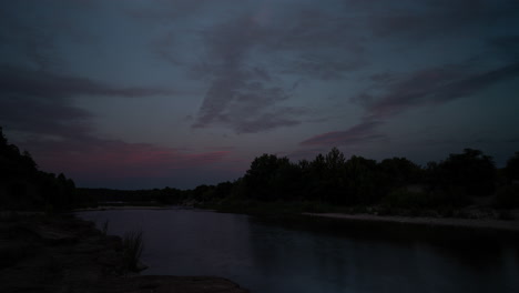 Zeitraffer-Des-Sonnenuntergangs-über-Dem-Llano-River,-Mason,-Texas-Hill-Country