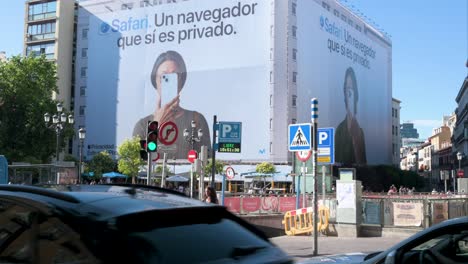 In-downtown-Madrid,-large-billboards-from-Apple,-the-American-multinational-technology-giant,-display-the-web-browser-Safari's-privacy-features