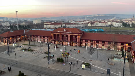 Schwenk-Nach-Rechts-Vom-Bahnhof-Saint-Etienne-Chateaucreux-Bei-Sonnenuntergang,-Frankreich